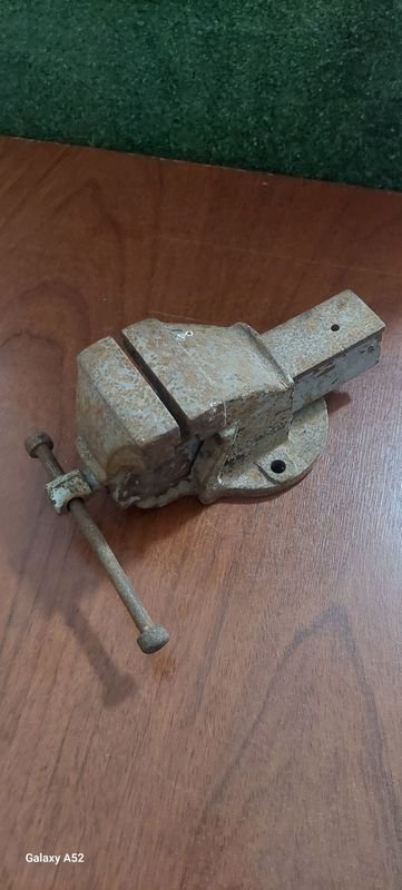 Morsa en buen estado - Vise de metal con mano de ajuste - imagen 2