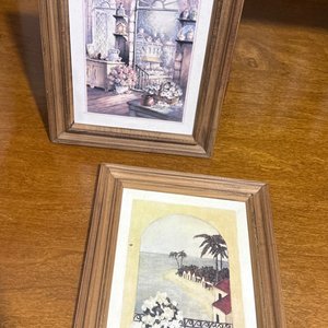 Lote anterior: Dos Cuadros Decorativos con Marcos de Madera