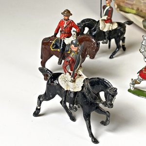 Set de Guerra con 17 Soldaditos de Plomo y Castillo Desplegable - imagen 4