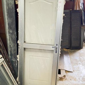 Lote siguiente: Una puerta aluminio y vidrio 205 x 80 cm usada con material pegado