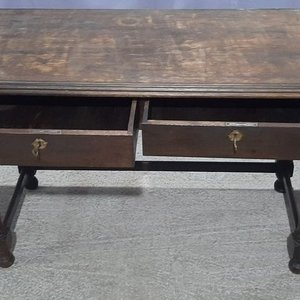 Escritorio de Madera con Patas Torneadas y Dos Cajones con Llave - imagen 2