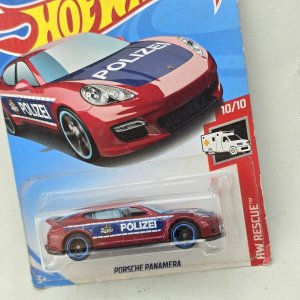 Hot Wheels Porsche Panamera Policía Rojo y Azul - imagen 2