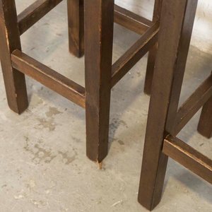 Par de Taburetes Altos de Madera con Asientos de Cuero - imagen 3