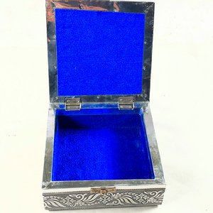 Cofre repujado en peltre motivo elefantes tapa abatible 15x15x6 - imagen 4