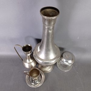 Lote de 4 piezas: Florero de metal, vasito, azucarero y jarra Volf - imagen 3