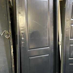 Lote siguiente: Una puerta frente de chapa color negro con averia 200 x 84 cm
