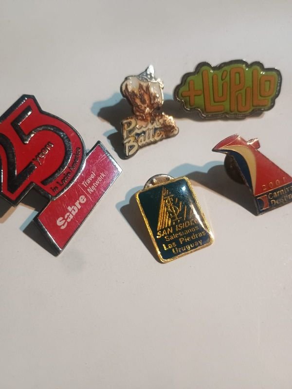 Colección de prendedores y pinball - imagen 1
