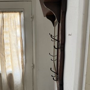 Espejo Perchero Antiguo Tallado en Madera Oscura con Repisa y Ganchos Metálicos - imagen 8