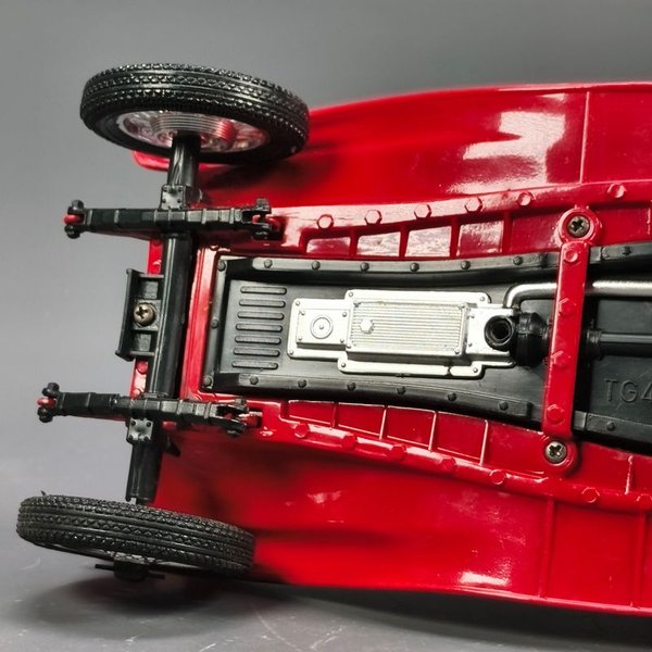Modelo de coche Alfa Romeo Mille Miglia 1750 en escala 1/18 - imagen 9