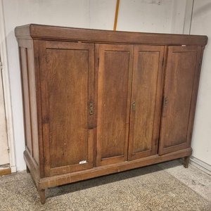 Lote anterior: Antiguo Armario Rústico de Roble con 4 Puertas y Estantes Interiores