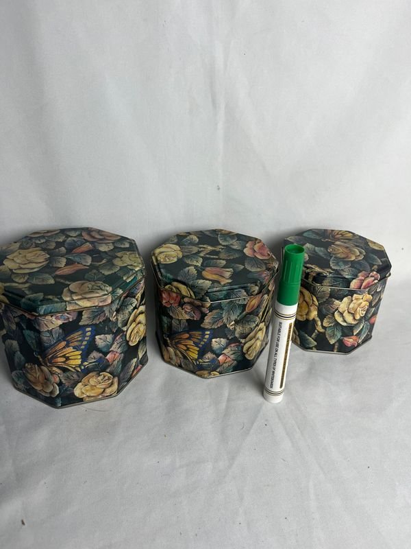 Juego de 3 Latas Octogonales Antiguas Decoradas con Flores y Mariposas