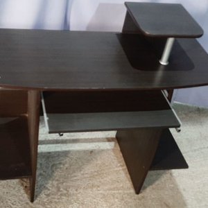 Escritorio de Computadora en MDF con Estante Superior y Bandeja Deslizable - imagen 3