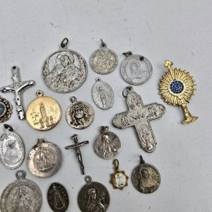 Conjunto de Medallas Religiosas Variadas - imagen 4
