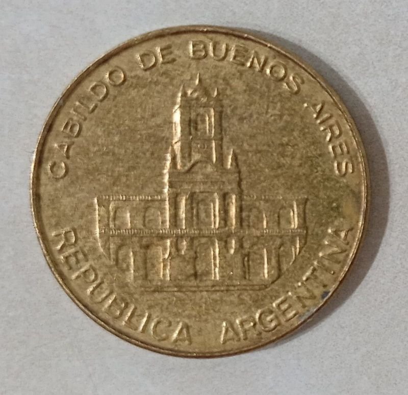 Moneda argentina de 5 Pesos acuñada en el año 1985 - imagen 2