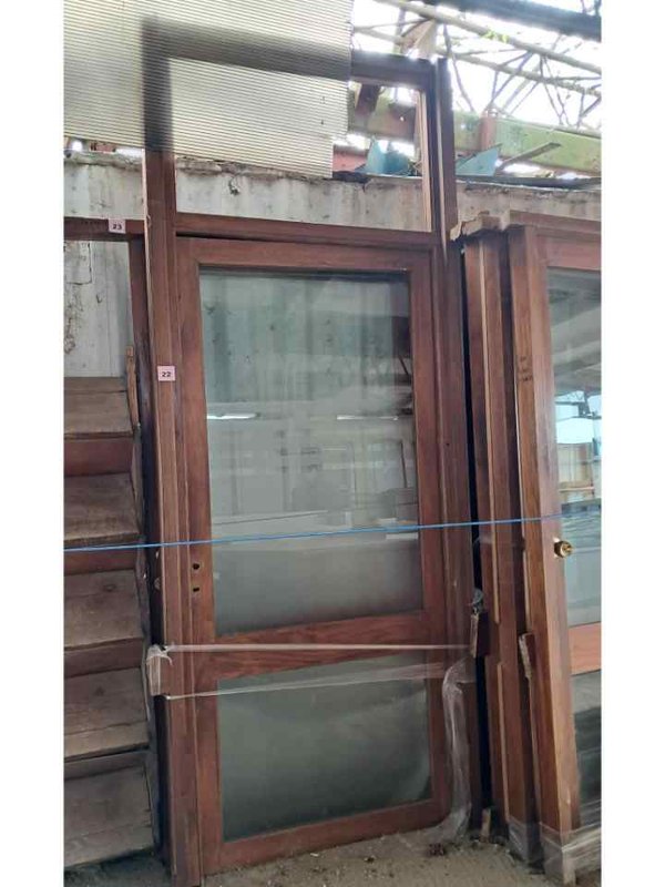 Ventana de madera con vidrio