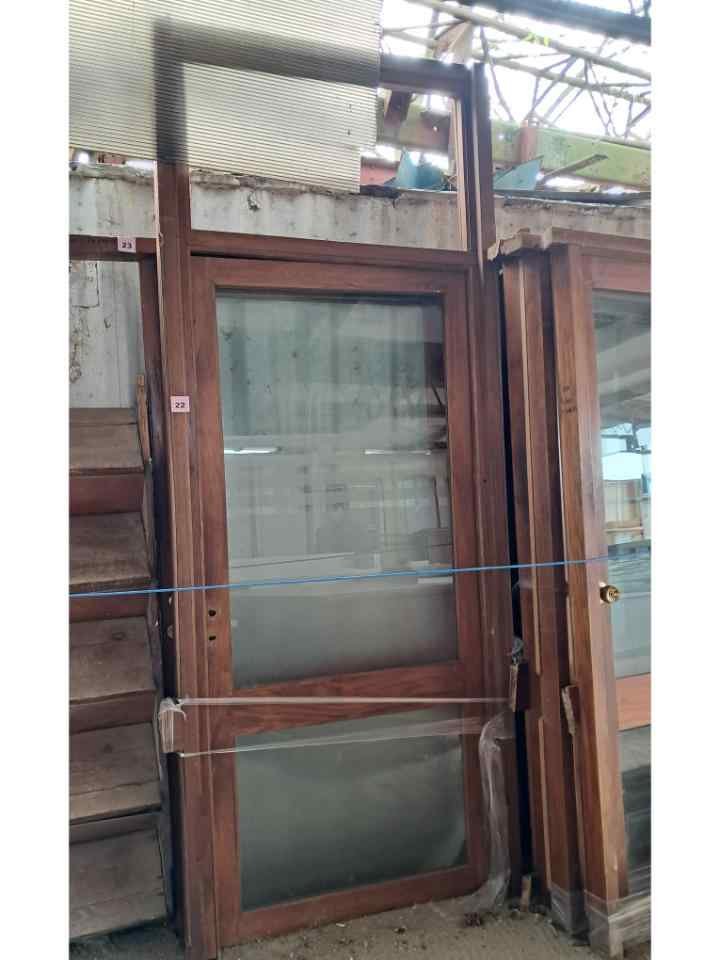 Ventana de madera con vidrio