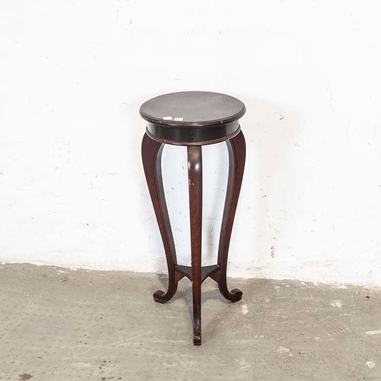 Lote anterior: Pequeño pedestal de madera con tres patas