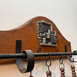 Colgador de Pared Rústico con Utensilios de Cocina en Madera y Cobre - imagen 5