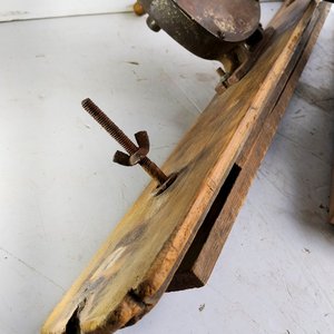 Sierra Ingletadora Manual con Piedra de Afilar y Base de Madera - imagen 6