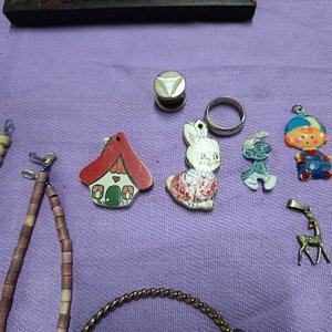 Lote Variado: Collares, Prendedores, Cuadros y Ceniceros de Piedra Natural - imagen 6