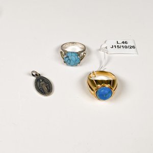 Lote anterior: Lote de 3 piezas: 2 anillos con turquesas y colgante religioso