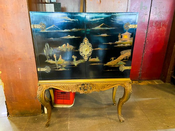 Mueble Chinoiserie Negro con Detalles Dorados y Patas Estilo Luis XV - imagen 1