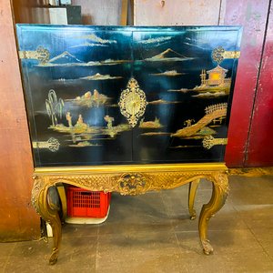 Lote siguiente: Mueble Chinoiserie Negro con Detalles Dorados y Patas Estilo Luis XV