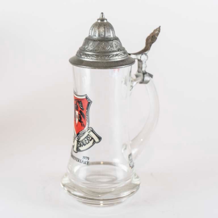 Jarra de cerveza de vidrio con tapa de metal y emblema - imagen 2