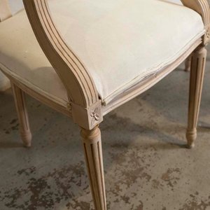 Par de Butacas Estilo Luis XVI con Respaldo Medallón y Tapizado Blanco - imagen 2