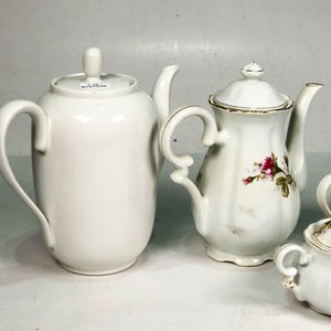 Conjunto de 5 Piezas de Porcelana: Lechera, Azucarero y Teteras - imagen 4