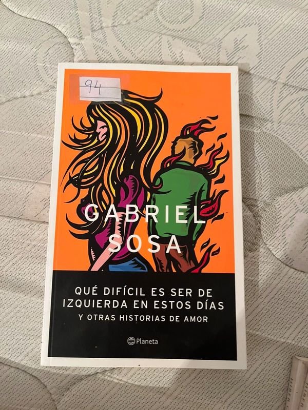 Libro "Qué Difícil Es Ser de Izquierda en Estos Días y Otras Historias de Amor" de Gabriel Sosa