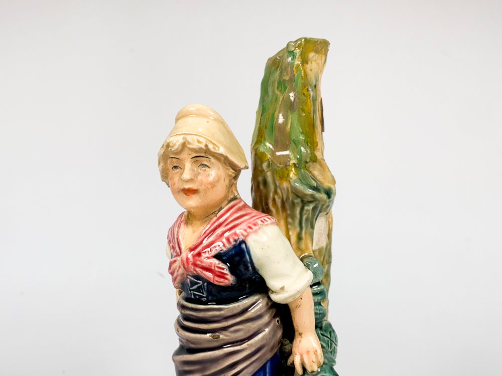 Figura mayólica de dama recostada en árbol - imagen 2