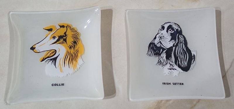 Platos de porcelana con diseños de perros
