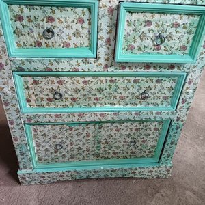 Cómoda de madera restaurada con estampado floral - imagen 6