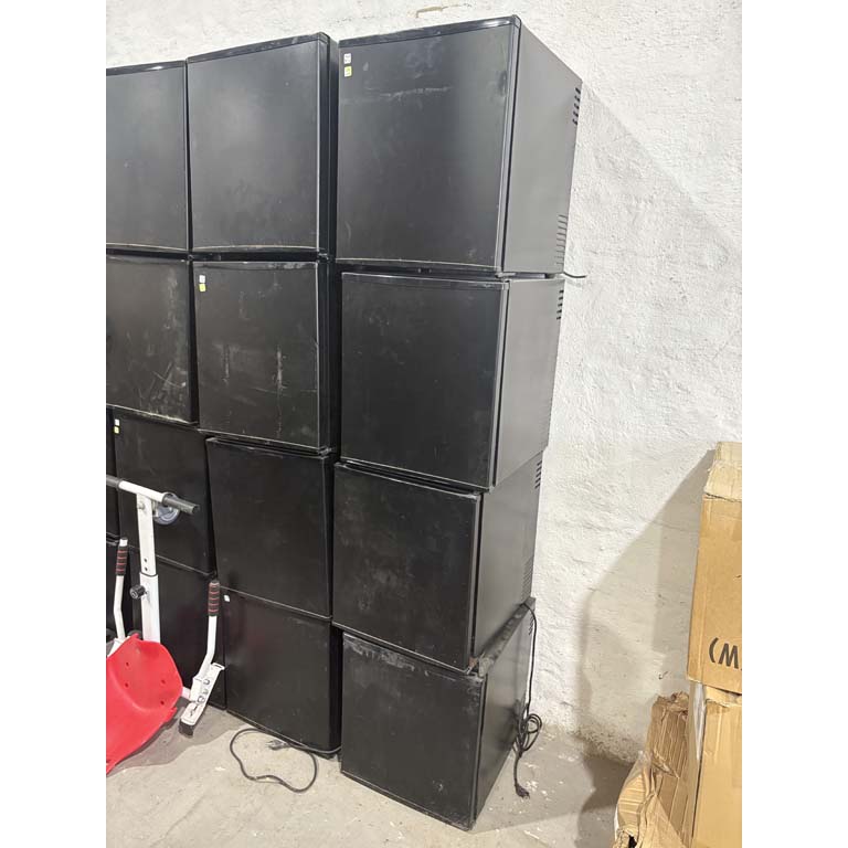 Lote siguiente: Mini-neveras en buen estado para almacenamiento