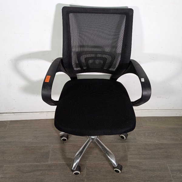 Silla de Oficina Giratoria Negra con Detalle en Tapizado - imagen 1