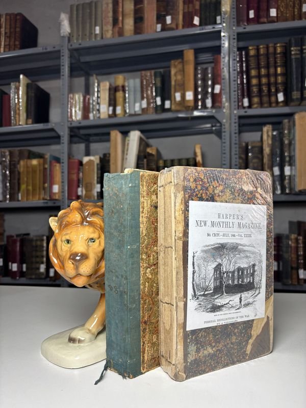 Lote siguiente: Encuadernación de la Revista Harper's de 1866 - Libro antiguo con estatua de león