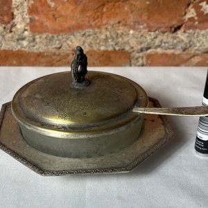 Antigua Dulcera de Platina y Vidrio con Tapa Cincelada y Repujados - imagen 4