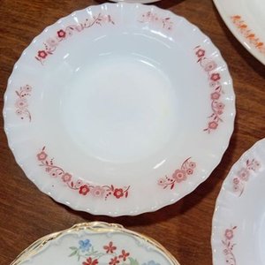 Lote de 12 Platos Vintage de Vidrio y Cerámica con Diseños Florales - imagen 3