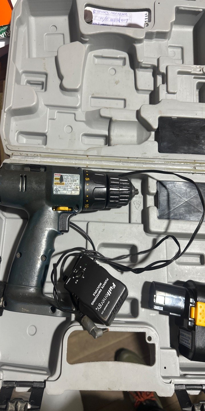 Taladro Inalámbrico Ryobi con Cargador y Batería