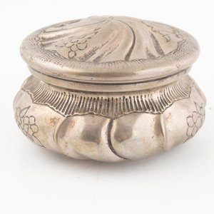 Polvera Antigua Circular de Plata 800 con Tapa y Grabados Florales - imagen 3
