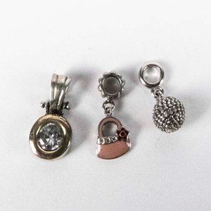 Tres Dijes de Plata con Circones y Diseño de Cartera - imagen 1