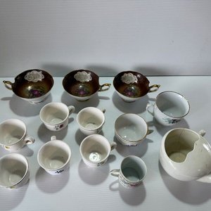 Lote de Tazas de Café, Tetera y Adornos de Loza con Detalles - imagen 6