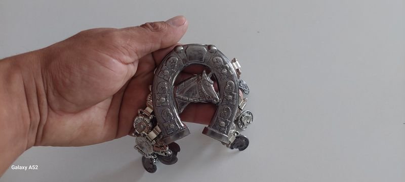 Rastra en metal moderna con diseño de caballo - imagen 5