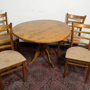 Lote siguiente: Comedor de madera estilo moderno con tapa redonda revirada