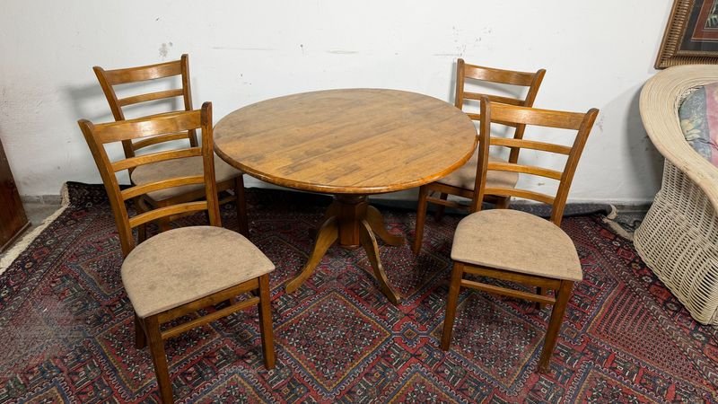 Comedor de madera estilo moderno con tapa redonda revirada