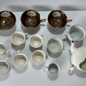 Lote de Tazas de Café, Tetera y Adornos de Loza con Detalles - imagen 5