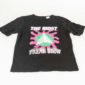Lote siguiente: Remera Negra "De la Ostia" Talle 2/42 con Estampa "The Most Freak Show"