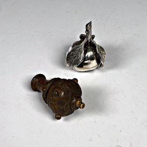 Dos Timbres Antiguos de Madera y Metal - imagen 2