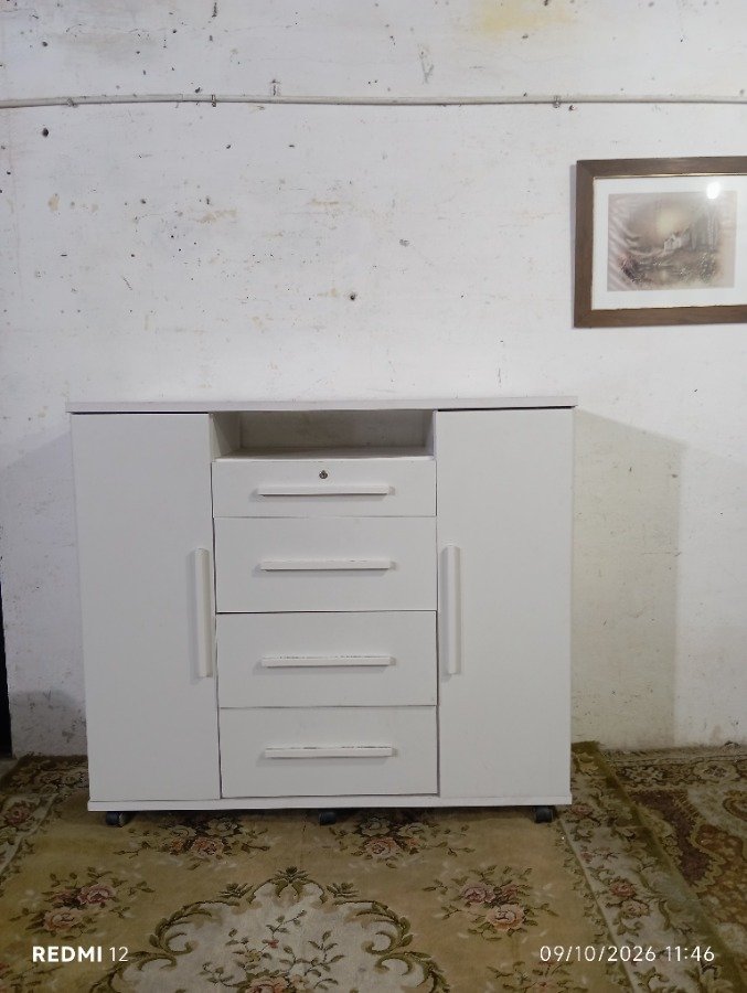 Cómoda Blanca Rodante con 2 Puertas y 4 Cajones